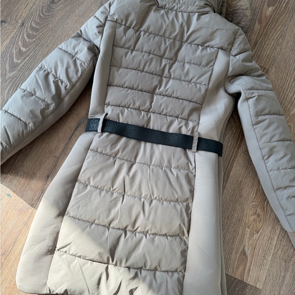 Michael Kors belted puffer jacket with a faux fur trim hood. - Picture 6 of 6